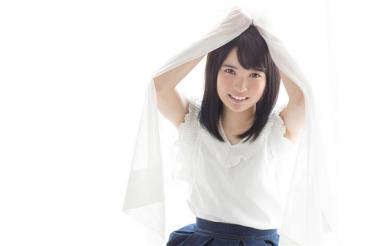 ハニカミながらも電マで感じるウブな美少女／Aoi