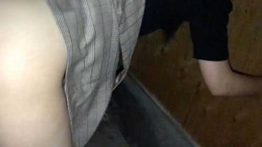 SHIROTSUMA0023 [Real wife] is raw insertion in the parking lot so that the pant voice does not leak by closing the mouth of the wife who is frightened by the figure. Wife stimulates husband's meat stick to shake her waist and ejaculate while she is scared