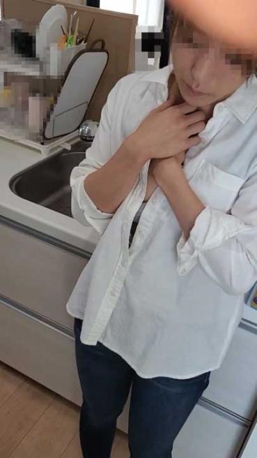 FC2 PPV 1477563 【個人】お子さんに気づかれぬよう必死に声を堪えるがあまりの巨根に身体が反応してしまい...