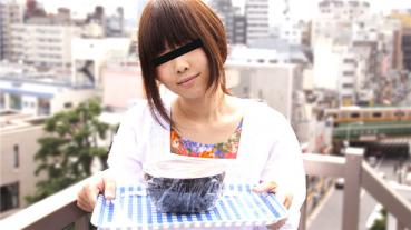 10musume 112320_01 天然むすめ 112320_01 割烹着姿でレストランの宅配にきた人妻を口説いて遊んじゃいました