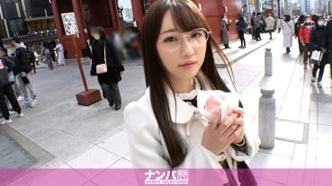 マジ軟派、初撮。 1923 ひかえめメガネ美少女をホテルに連れ込む背徳感！押しに弱すぎてされるがままに胸やお尻を揉まれ… 電マで潮吹きまくるスケベ体質！狭いマ●コはバイブを奥まで咥え込む！プリプリ美尻に腰を打ち付けられて目がトロン…♪『初めてのことだらけで///』18歳の少女のムッツリ心が開花！