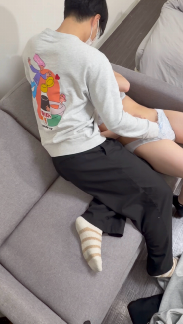 FC2 PPV 4887453 独占販売【人生初の3P】***j*nynyqqs 卒/業したての1/8歳経験人数もなんと2人！！そんな彼女がイケメンち⚫︎ぽで乱れる卒/業したばかりの18歳彼女。